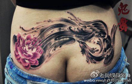 美女臀部流行经典的水墨凤凰纹身图案
