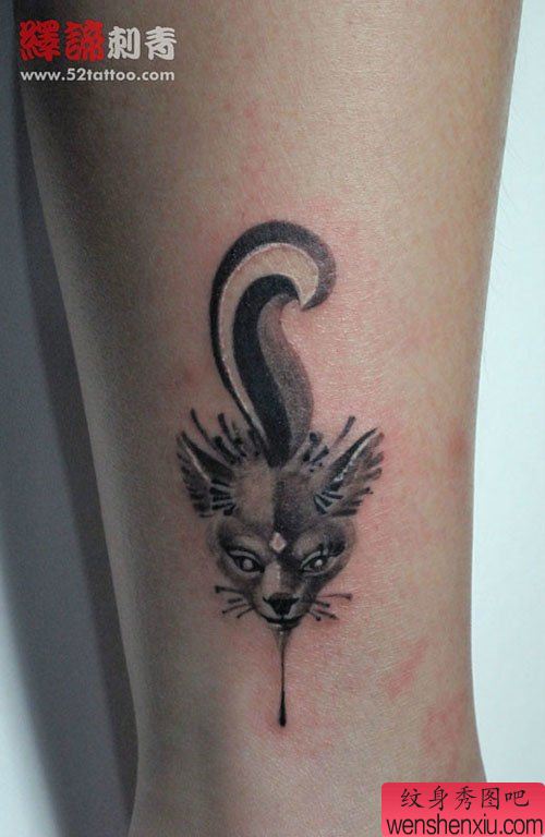腿部一幅流行可爱的小狐狸纹身图案