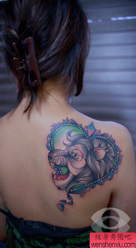 女生肩背经典流行的狮头纹身图案