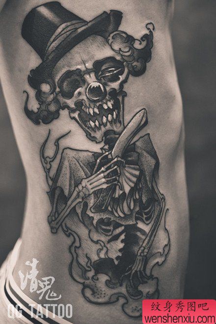 男生侧腰流行很酷的小丑骷髅纹身图案