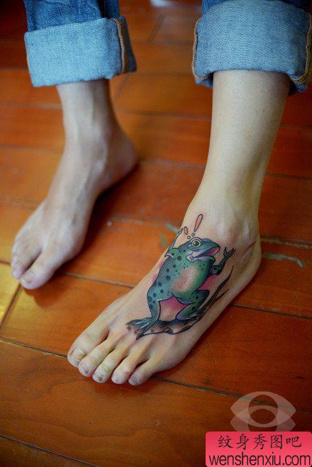 女生脚背流行流行的青蛙纹身图案