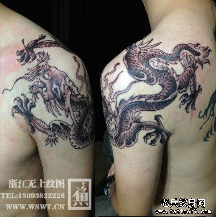 男性肩膀处是很酷的黑白龙纹身图案