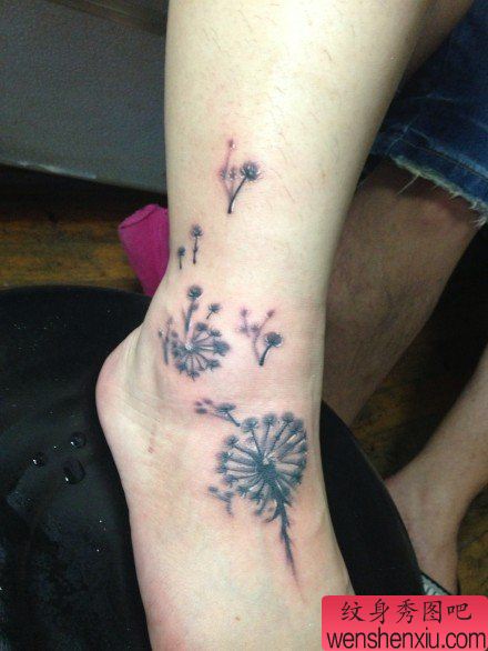 脚部流行流行的黑白蒲公英纹身图案