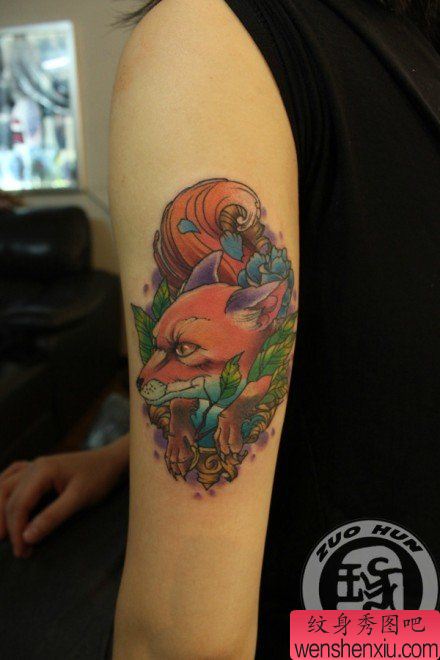 手臂流行很酷的一幅狐狸纹身图案