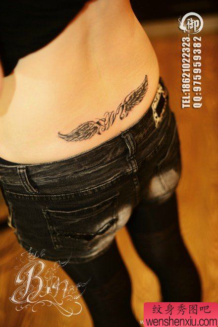 美女腰部唯美流行的黑白小翅膀纹身图案