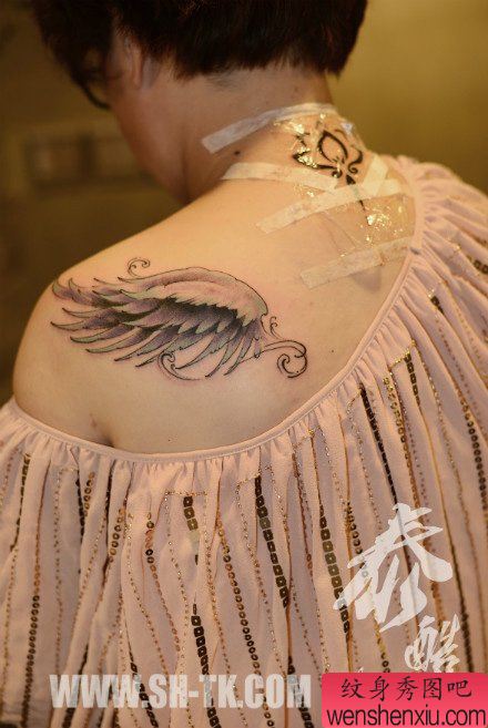 美女肩背流行唯美的一幅翅膀纹身图案