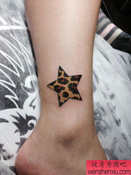 女生腿部小巧的豹纹五角星纹身图案