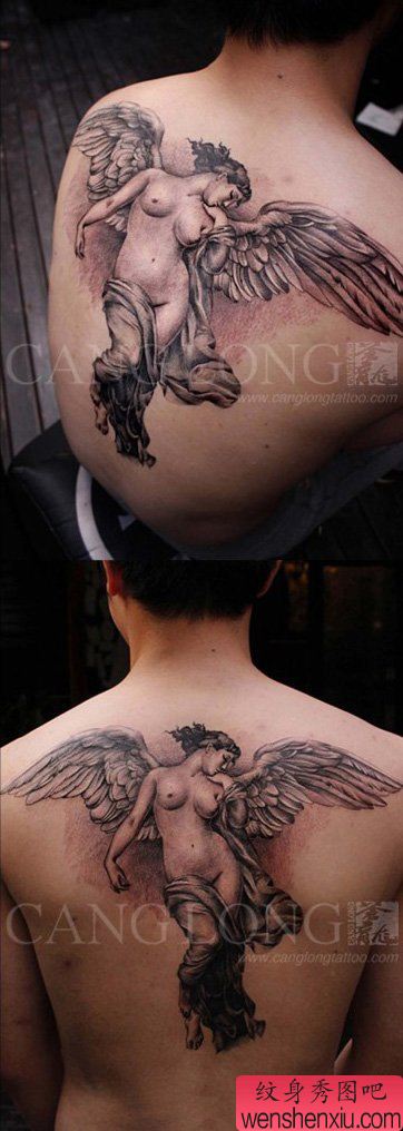 男生后背流行经典的黑白天使纹身图案