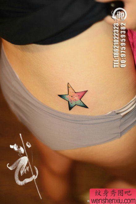 美女腰部小巧精美的彩色星空五角星纹身图案