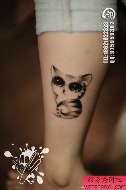 女孩子腿部可爱小巧的猫咪纹身图案