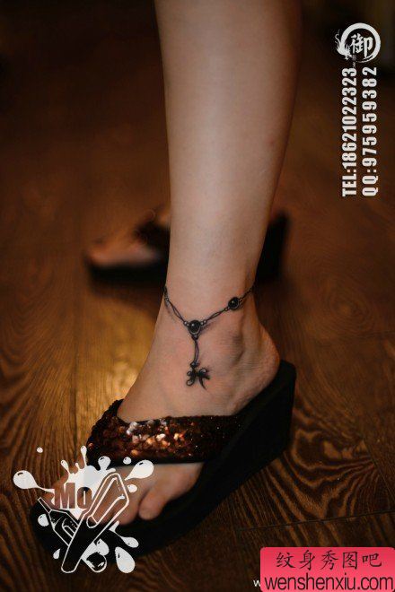 一幅女生脚腕流行小巧的脚链纹身图案