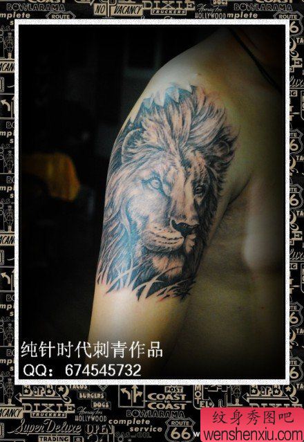 男生手臂流行很酷的黑白狮头纹身图案