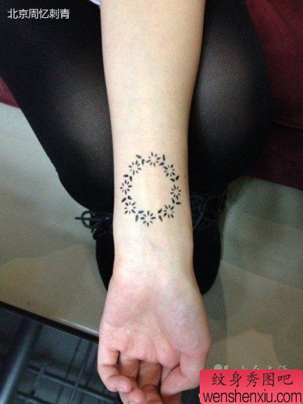 女生手腕小巧流行的图腾花环纹身图案