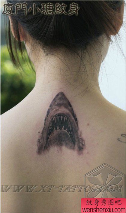 女生后背流行很酷的鲨鱼纹身图案