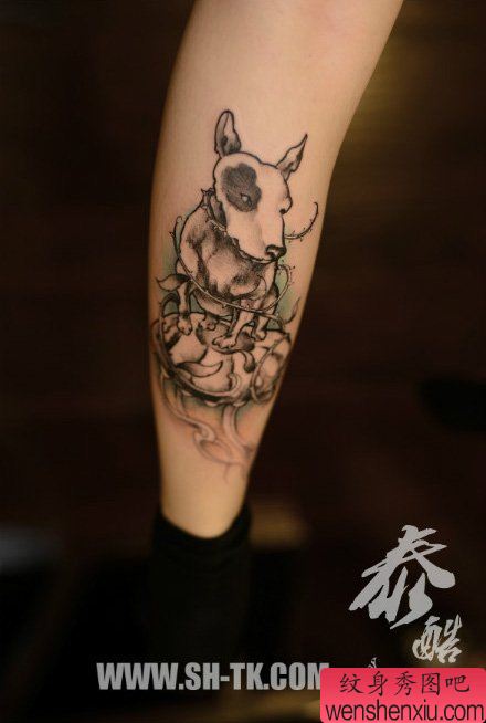 腿部流行经典的一幅牛头梗纹身图案