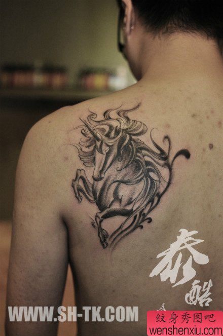 男生肩背很酷经典的黑白独角兽纹身图案