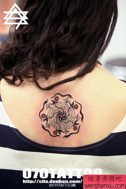 女生后背唯美流行的图腾花卉纹身图案