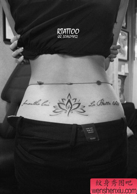 美女腰部唯美流行的图腾莲花与字母纹身图案