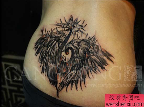 美女后腰流行很酷的机械翅膀纹身图案