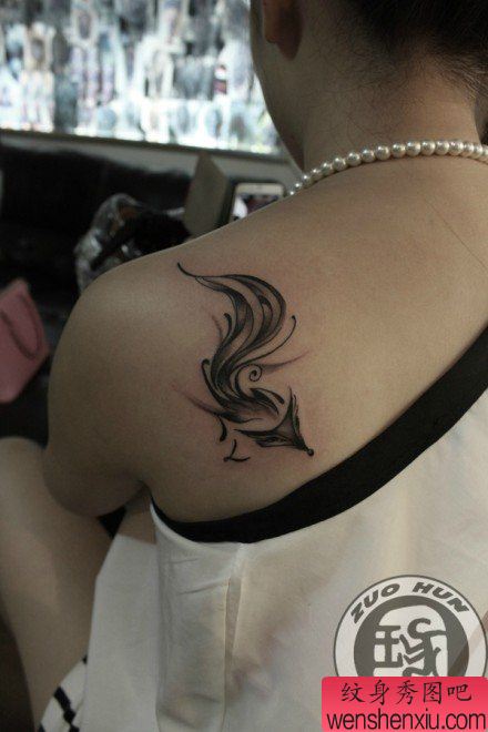 女生肩背流行流行的狐狸纹身图案