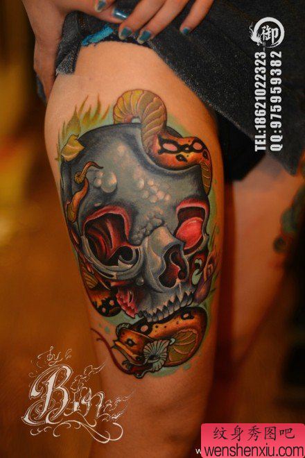 腿部很酷霸气的一幅彩色骷髅纹身图案