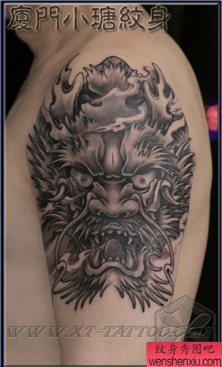男性手臂流行很酷的黑白龙头纹身图案
