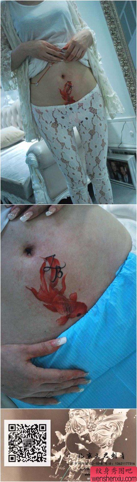 美女腹部一幅小金鱼纹身图案