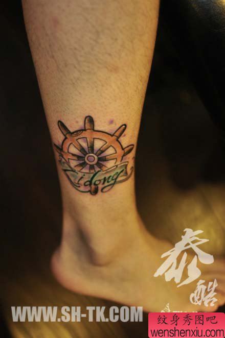 男生小腿流行经典的船舵纹身图案
