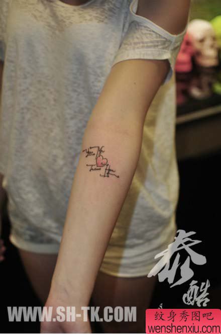 你手臂流行小巧的字母纹身图案