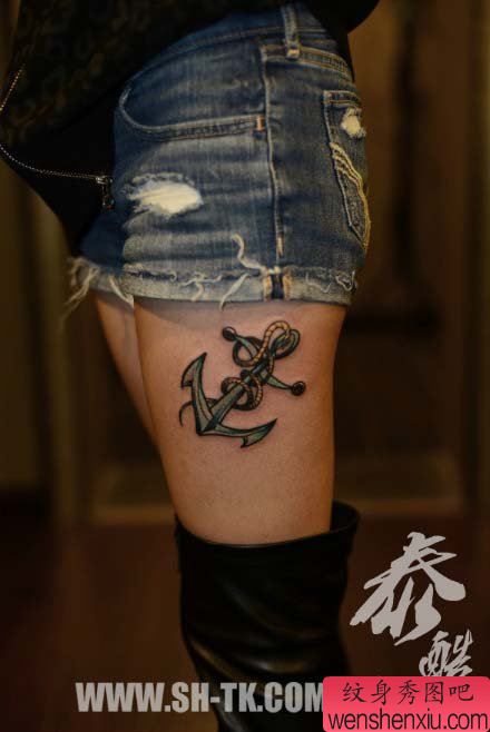 美女大腿处精美流行的船锚纹身图案