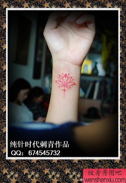 女生手腕精美小巧的图腾莲花纹身图案