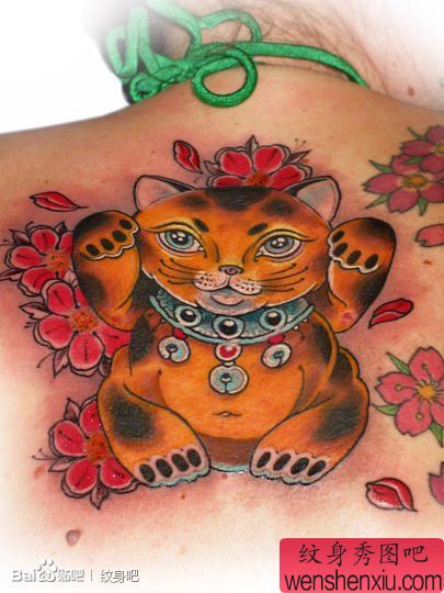 女生后背流行经典的招财猫纹身图案