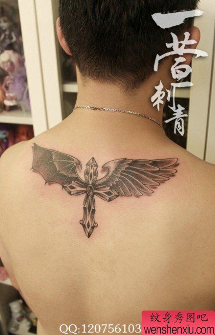 男生后背流行经典的十字架翅膀纹身图案