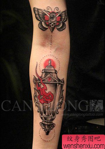 手臂一幅流行经典的灯与飞蛾纹身图案