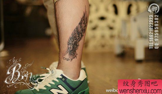 男生腿部经典的黑白机械翅膀纹身图案