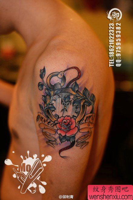 手臂唯美清晰的怀表纹身图案