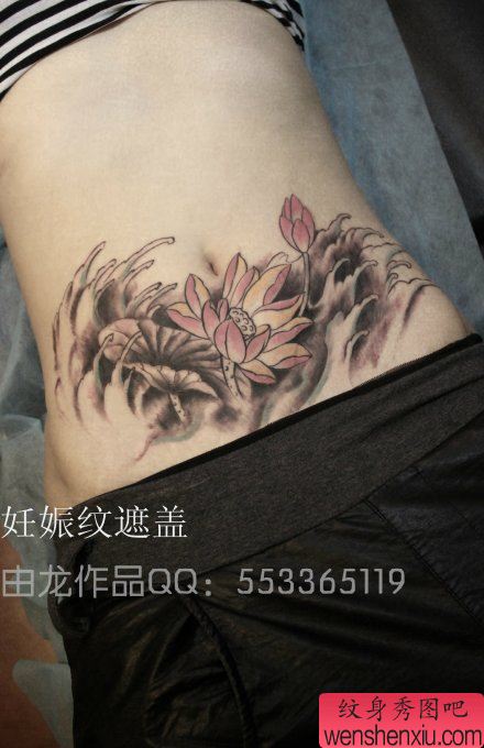 美女腹部唯美流行的莲花纹身图案