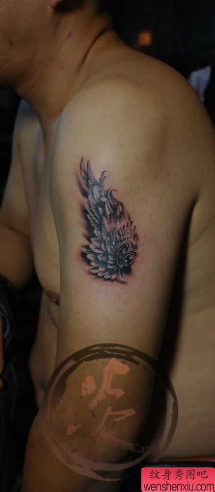 手臂流行唯美的黑白翅膀纹身图案