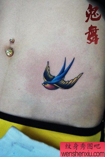 美女腹部小巧流行的小燕子纹身图案