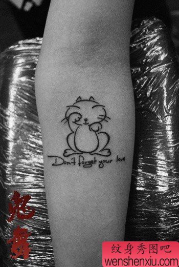 手臂很萌可爱的线条猫咪纹身图案