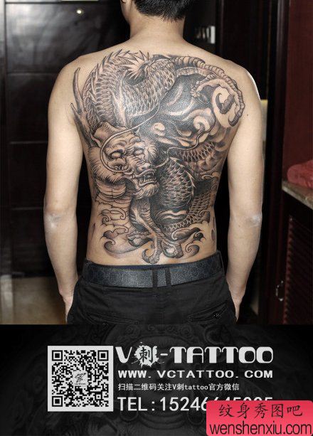 男性后背超帅的满背黑白龙纹身图案