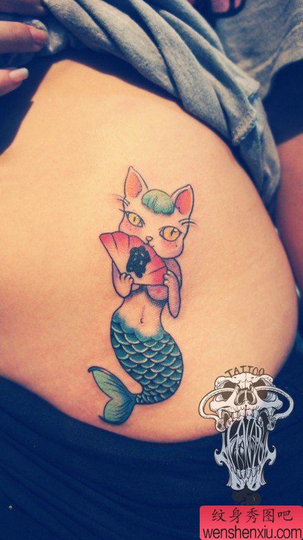 美女腹部流行可爱的猫头的美人鱼纹身图案