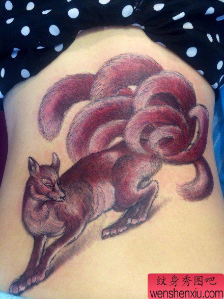 美女后腰很帅经典的九尾狐纹身图案