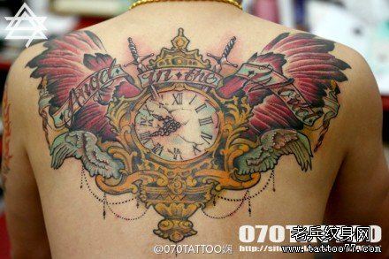 后背很酷经典的钟表与翅膀纹身图案