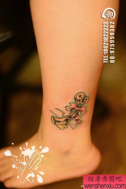 女生腿部流行小巧的钥匙纹身图案