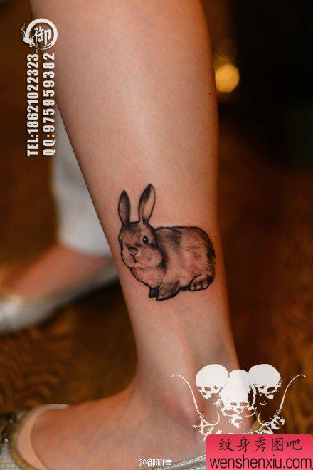 腿部可爱小巧的兔子纹身图案