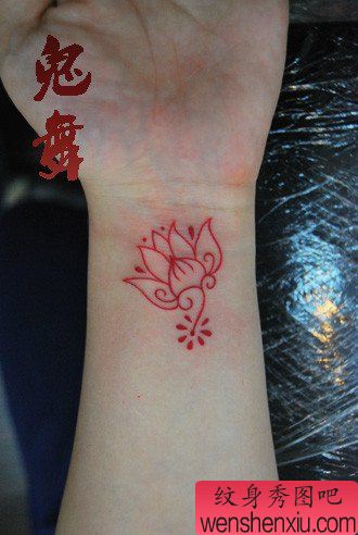 女生手腕小巧流行的线条莲花纹身图案