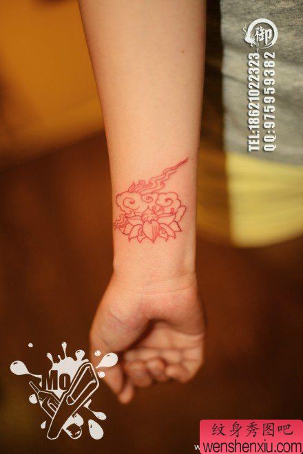 手臂小巧流行的线条莲花纹身图案