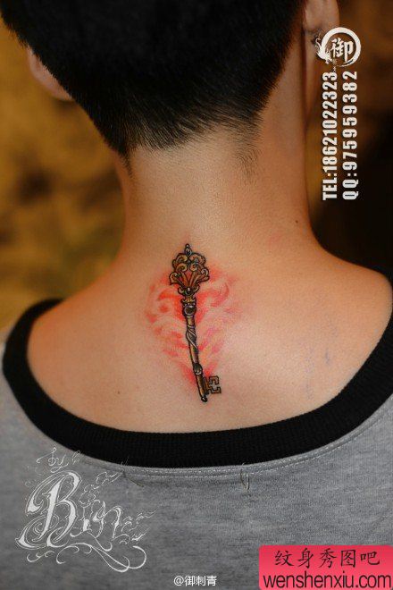 后脖子流行小巧的钥匙纹身图案