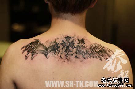 男生后背流行的一半天使一半恶魔翅膀纹身图案